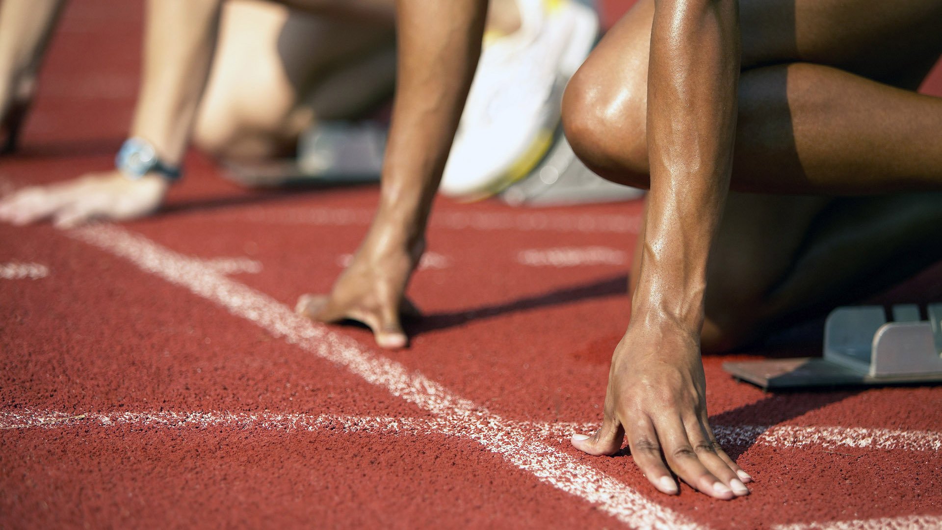 智能穿戴设备统计运动数据，助力运动员科学训练，体育智能穿戴设备